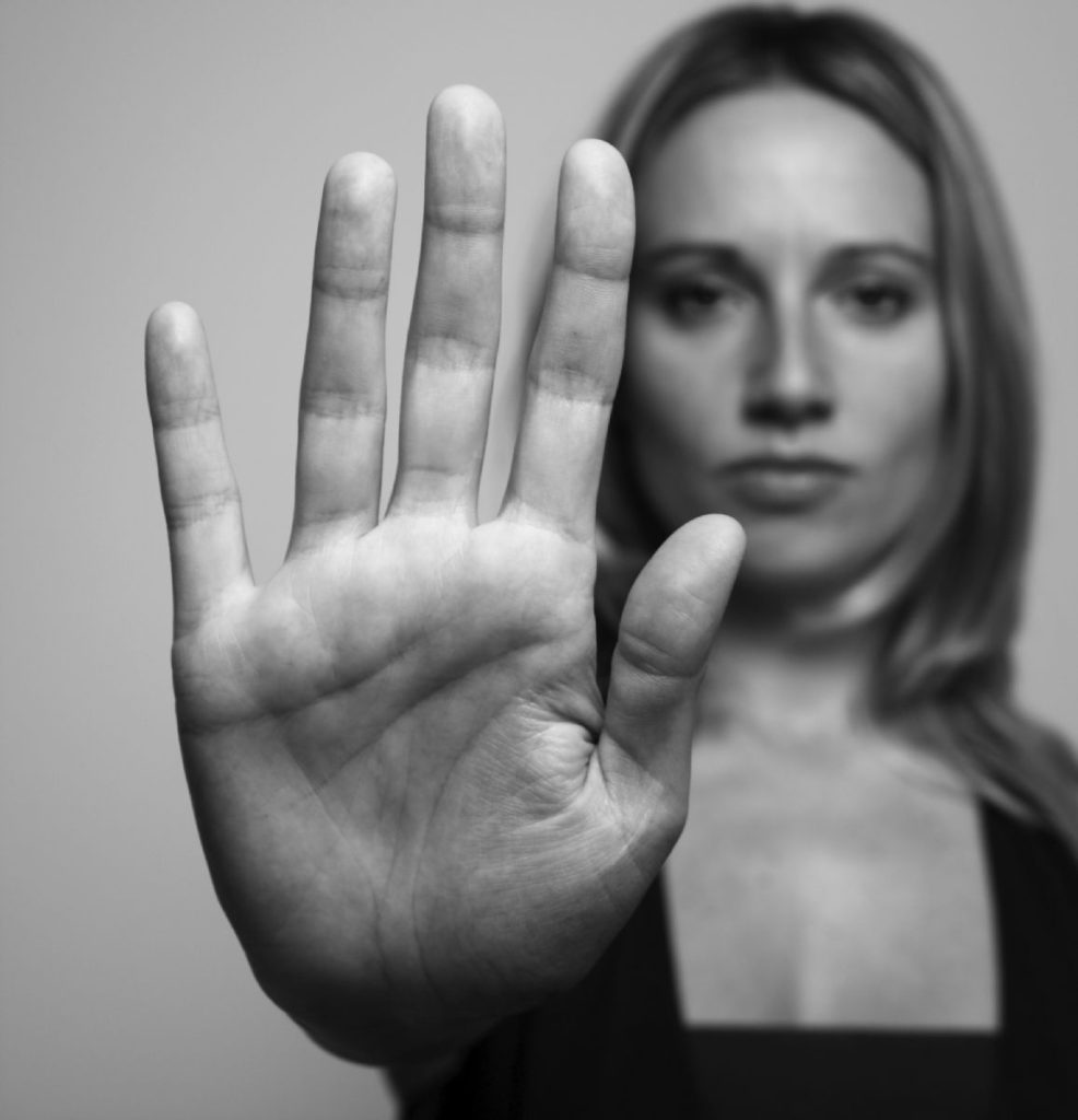 Giornata contro la violenza sulle donne:scarpette rosse in piazza a Martinsicuro