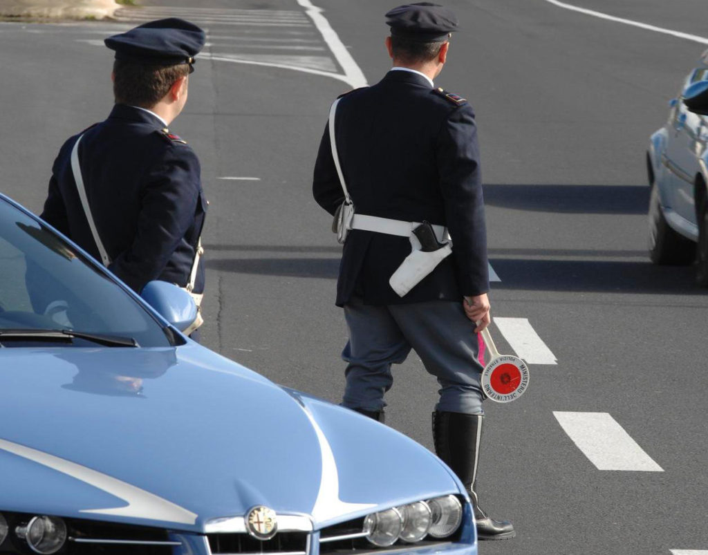 Ubriaco al volante provoca incidente stradale con feriti e fugge: preso e arrestato