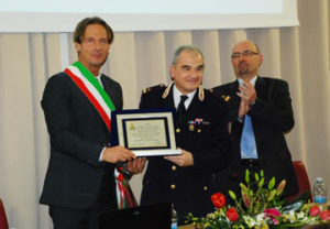 il sindaco Mastromauro e a destra il responsabile nazionale delle Specialità della Polizia di Stato prefetto Roberto Sgalla