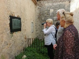 Norvegesi in visita a tomba Trulson, a Civita d'Antino