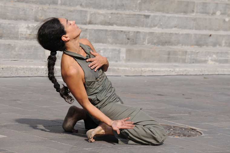 La danza contemporanea di E-Motion volteggia tra i rifiuti