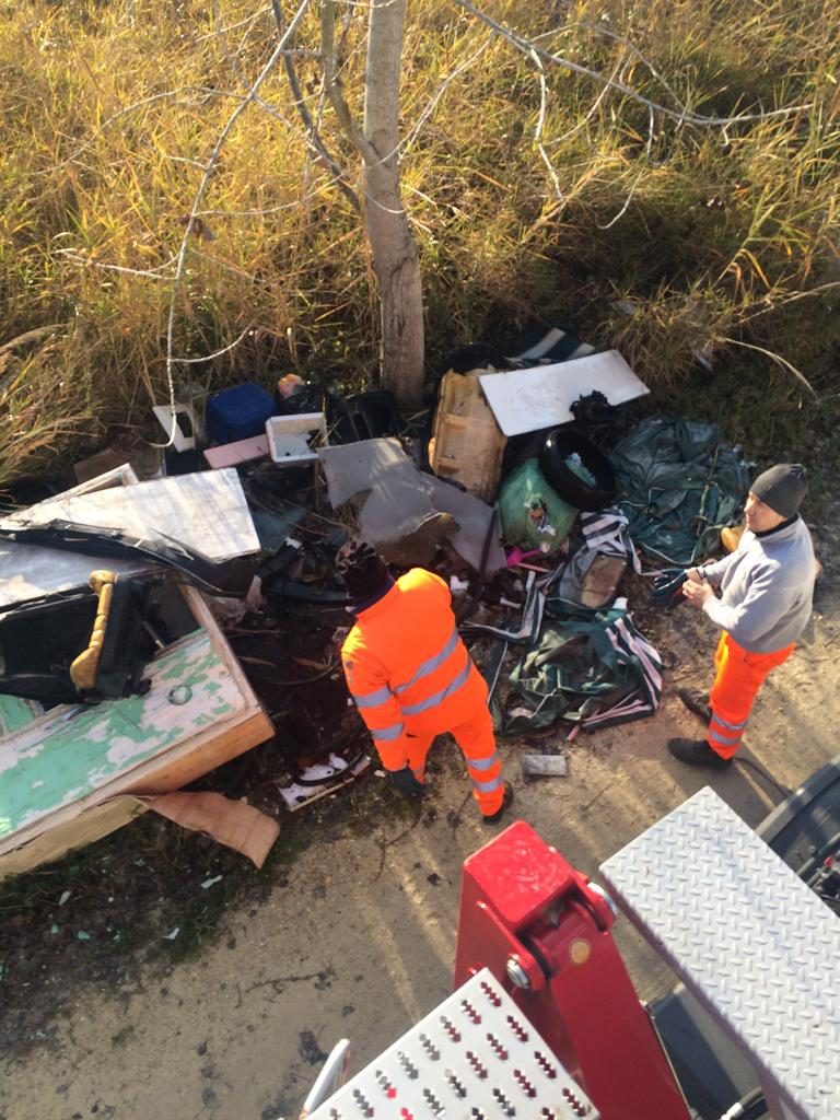 Rifiuti abbandonati, scatta l' operazione di pulizia sul lungofiume Saline