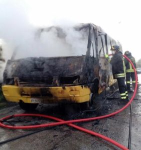Scuolabus prende fuoco a Torricella Sicura, bambini in salvo