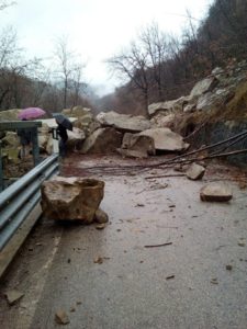 Frana di vaste proporzioni invade la provinciale 42 a Montorio