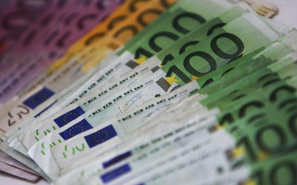 Avezzano, paga il parrucchiere con banconote false:denunciato