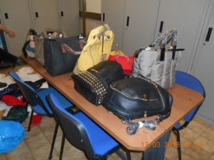 Commercio abusivo in spiaggia: sequestrati materiali e controllati extracomunitari