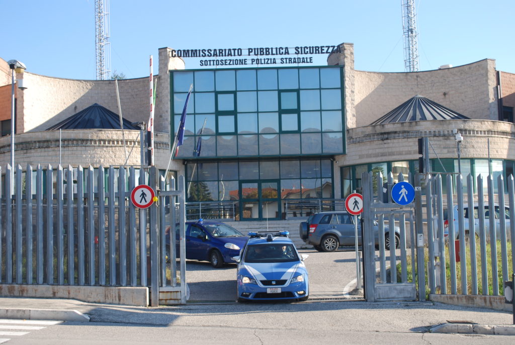 Si spaccia per amico del figlio e truffa un 70enne: denunciato anche il complice