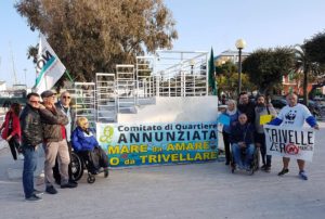 Flash-mob contro le trivellazioni in mare, grande successo a Giulianova