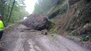 Valle Castellana isolata da un masso, cede la provinciale 49