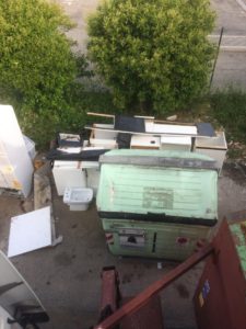 Raccolta differenziata, rifiuti abbandonati ai confini della città