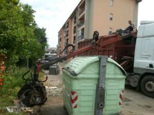 Case popolari, rimossi oltre 50 quintali di materiali da via Rimini