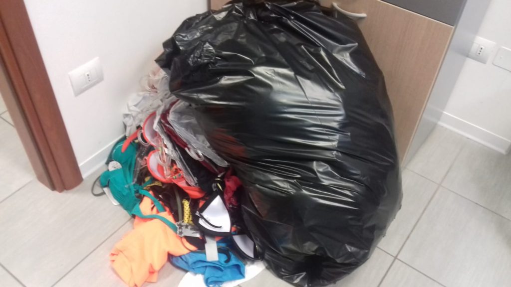 Commercio abusivo, blitz in spiaggia a Montesilvano: sequestrati mille prodotti