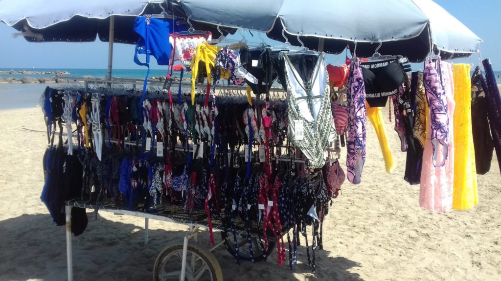 Sequestri di commercianti abusivi sulle spiagge di Montesilvano