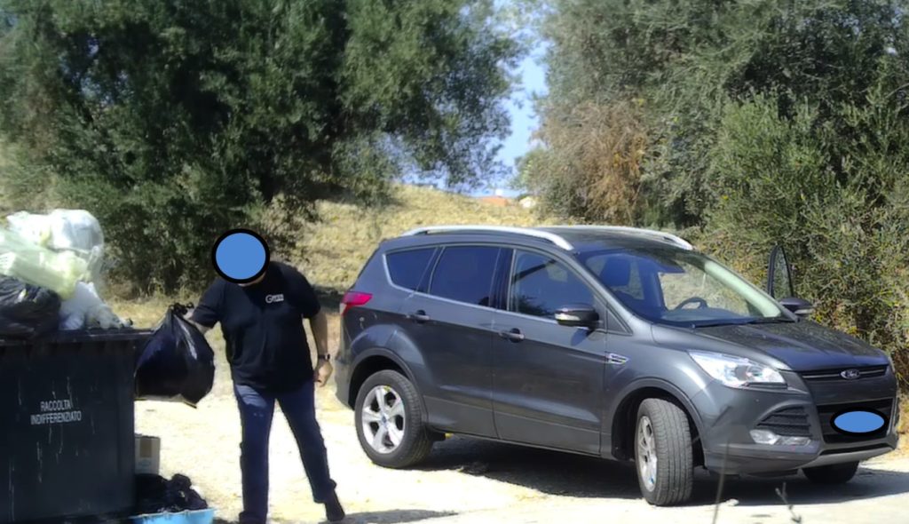 Rifiuti, la polizia locale di Pineto sanziona anche con le “fototrappole”