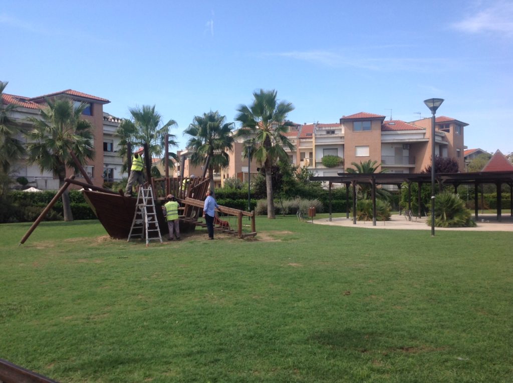 Prosegue il percorso di riammodernamento e risistemazione dei parchi cittadini. Sono attualmente in corso i lavori di ritinteggiatura e messa in sicurezza della nave posta all’interno del Parco le Vele. «In questi giorni - sottolinea l’assessore al verde pubblico Ernesto De Vincentiis – abbiamo sottoposto il parco Le Vele, lungo la riviera, intitolato a Pasquale Cavicchia, ad un restyling completo, per rendere questa bellissima area verde ancora più accogliente. I lavori hanno riguardato la manutenzione e la verniciatura delle panchine e dei giochi, la reinstallazione dell’impianto di irrigazione e la messa in sicurezza della nave. Questi lavori si aggiungono a quelli che abbiamo effettuato prima dell’inizio della stagione estiva e che hanno interessato ben otto parchi, ovvero Orione, di via Costa, Fonte dell’Abbazia, di via Basilicata, di via Salieri, il parco Cormorano, della libertà e il campo di via Emilia». Nello specifico nei parchi Orione, Fonte dell’Abbazia e della Libertà sono stati effettuati lavori di risistemazione delle recinzioni di ingresso. Nel parco di via Costa e in quello di via Salieri, oltre ad opere di manutenzione sugli arredi, sono state realizzate due aree per lo sgambettamento cani. Nel parco Cormorano è stata collocata una giostra girevole. Nel parco di via Basilicata sono stati risistemati i giochi, la recinzione del campo di pallavolo e del parco. Infine nel campo di via Emilia, gli interventi hanno riguardato la recinzione. «Negli ultimi anni abbiamo posto una particolare attenzione al verde pubblico - dice De Vincentiis - nei parchi certamente, ma anche nelle rotatorie e nella viabilità, sia occupandocene direttamente che affidando ad imprese private, per mezzo dell’articolo 38 bis del Regolamento comunale per la tutela e l’igiene del verde pubblico e privato, declinando in questo modo quel preziosissimo principio della cittadinanza attiva prevista e contemplata nella nostra Costituzione».