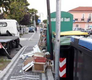 Rifiuti abbandonati in via Emilia, Cilli: “Gesto indecoroso e inaccettabile”