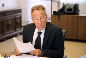 "Stiamo parlando di rifiuti prodotti nella città di Roma e pertanto dovrà essere il Comune della Capitale a chiedere alla Regione Abruzzo di accoglierli nelle nostre discariche: in mancanza di questo atto formale tra istituzioni, non sarà possibile esaudire una richiesta che fino ad oggi mi è giunta solo per canali non ufficieli". Così il Presidente della Regione, Giovanni Lolli, replica alle dichiarazioni apparse questa mattina sulla stampa del sindaco Virginia Raggi che parla di "ricatti" in merito alla questione: "non si tratta di ricatto", ha detto il presidente della Regione questa mattina in conferenza stampa, "ma solo di una esigenza di correttezza su un argomento di estrema delicatezza dove sono in ballo 70 mila tonnellate di rifiuti che noi possiamo prendere in considerazione di accogliere, anche se con notevoli difficoltà"."Noi non siamo una colonia e dobbiamo essere trattati con dignità: non è possibile che sui giornali si annuncia che si prendono 70 mila tonnellate di rifiuti e che si portano in Abruzzo e non è possbile sentirsi dire che se il presidente della Regione chiede di formalizzare la richiesta, questo venga scambiato per un ricatto".