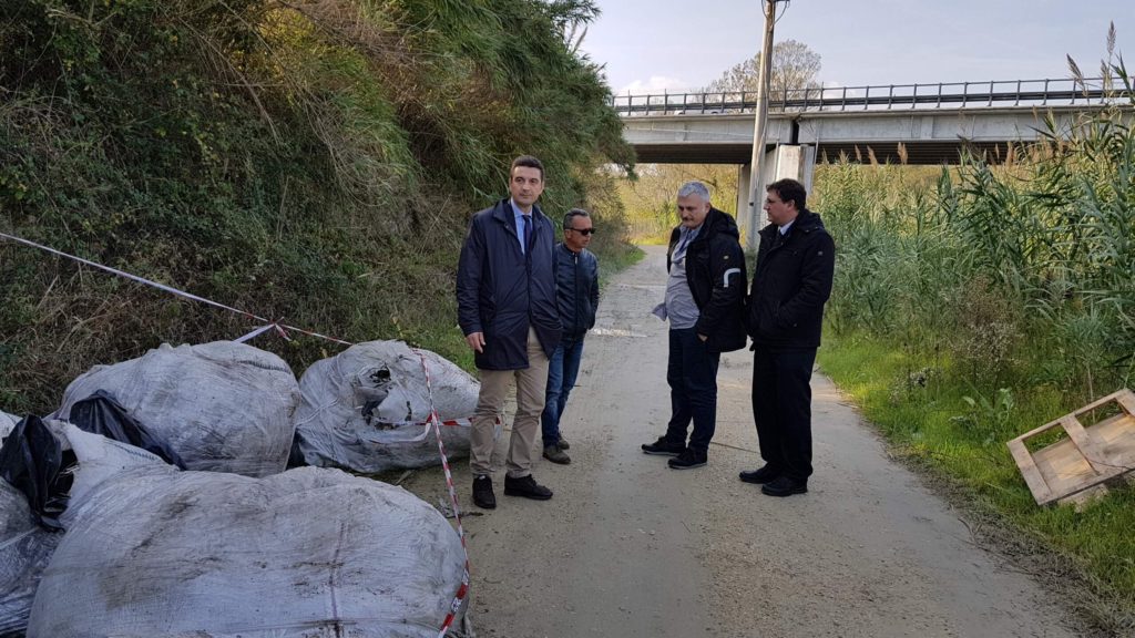 Quintali di rifiuti speciali abbandonati sulla strada dell’ex discarica di Villa Carmine