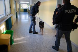 Prevenzione droga, controlli della polizia nelle scuole