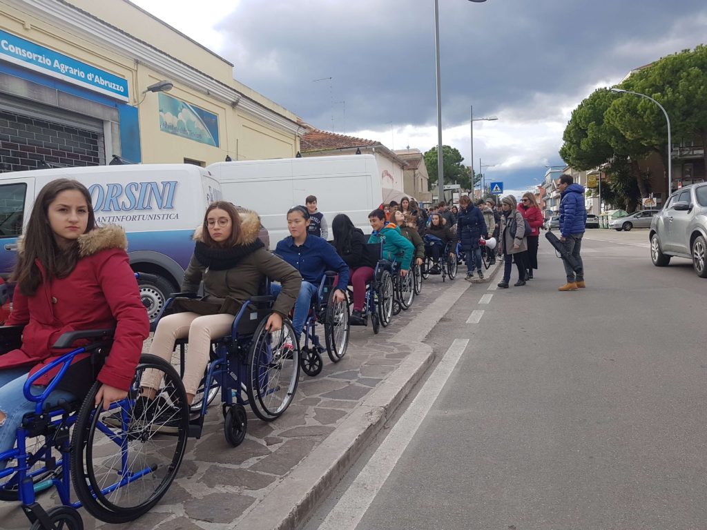Centoquaranta studenti sulle carrozzine per la giornata dedicata alle persone con disabilità