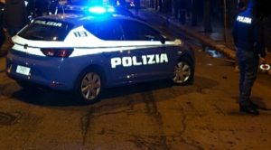 Padre e figlio ubriachi malmenano titolare di bar e poliziotti