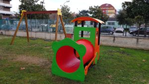 Scuole De Zelis e Di Blasio, arrivano i giochi per bambini nei giardini