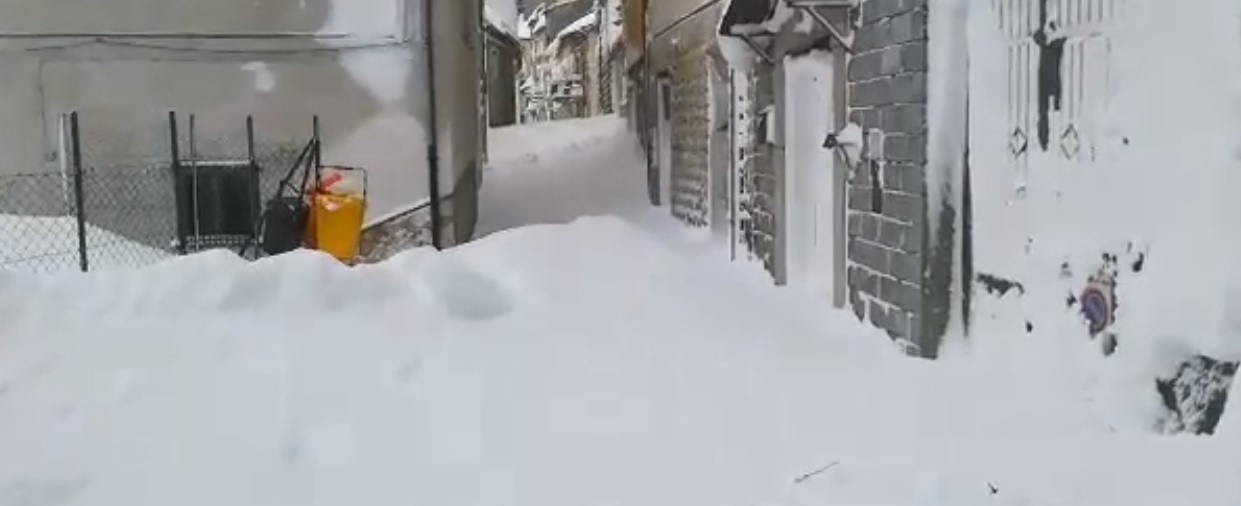 Due metri di neve a Castiglione Messer Marino: strade bloccate