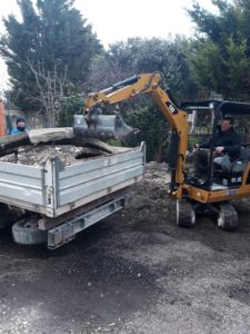 Abusivismo edilizio, demolito magazzino su via Di Vittorio