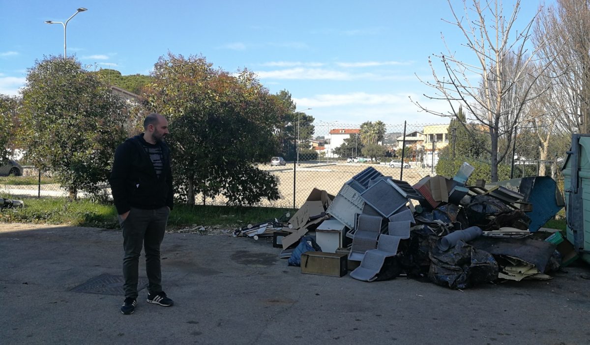 Abbandono di rifiuti, la piaga di via Rimini