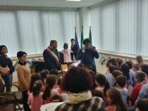 Pineto, i bambini della scuola dell’infanzia di Calvano visitano il Municipio