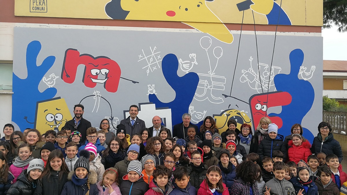 Street art, “Un mare di amore” sulla parete della scuola Berardinucci