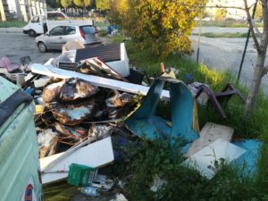 Rifiuti abbandonati in strada: ennesimo episodio di inciviltà in via Rimini
