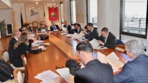 La conferenza dei capigruppo, costituita in "Giunta per le elezioni, le ineleggibilità e le immunità", ha adottato nella riunione odierna una delibera con cui si accerta che i candidati aventi diritto ad essere proclamati eletti per la sostituzione temporanea ed in supplenza dei Consiglieri dichiarati assessori, sono: Antonietta La Porta (primo candidato non eletto, nella lista "Lega Salvini Abruzzo" della circoscrizione di L'Aquila, in sostituzione dell'assessore Emanuela Imprudente), Fabrizio Montepara (primo candidato non eletto, nella lista "Lega Salvini Abruzzo" della circoscrizione di Chieti, in sostituzione dell'assessore Nicola Campitelli), Luca De Renzis (primo candidato non eletto, nella lista "Lega Salvini Abruzzo" della circoscrizione di Pescara, in sostituzione dell'assessore Nicoletta Verì), Mario Quaglieri (primo candidato non eletto, nella lista "Fratelli d'Italia" della circoscrizione di L'Aquila, in sostituzione dell'assessore Guido Liris), Daniele D'Amario (primo candidato non eletto, nella lista "Forza Italia" della circoscrizione di Chieti, in sostituzione dell'assessore Mauro Febbo). Successivamente, il presidente Lorenzo Sospiri, sempre nella giornata odierna, ha riunito l'Ufficio di Presidenza che proclamato eletti alla carica di consigliere regionale Antonietta La Porta, Fabrizio Montepara, Luca De Renzis, Mario Quaglieri, Daniele D'Amario. I nuovi consiglieri subentreranno nelle funzioni il giorno successivo alla presa d'atto da parte del Consiglio regionale, già convocato per il prossimo 19 marzo.