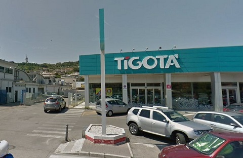 Pescara, rapina al Tigotà armato di coltello: arrestato