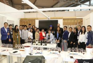 "La qualità del vino abruzzese è ottima e inizia ad affermarsi nel mercato asiatico - ha spiegato Feng Zhang, uno dei principali importatori di vino in Cina"