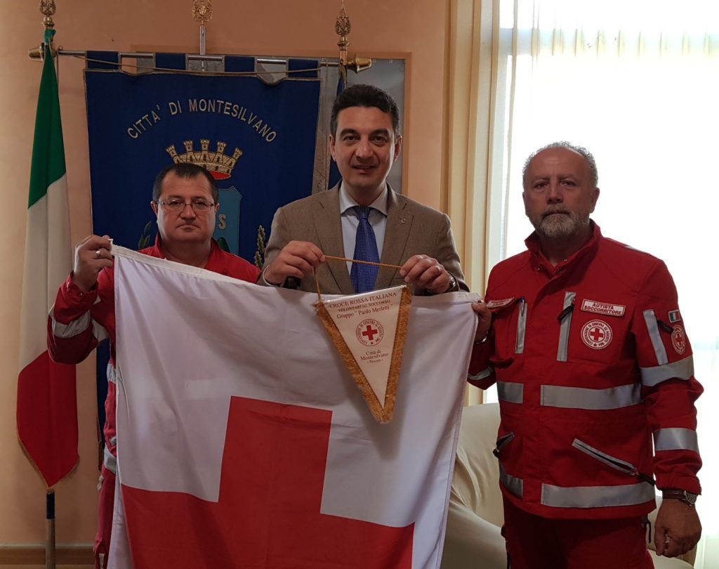 Giornata mondiale Croce Rossa, l’unità territoriale di Montesilvano consegna la bandiera al sindaco