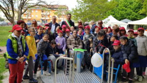 Una giostra inclusiva per bambini al parco Papa Giovanni Paolo II