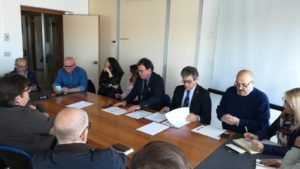 Una nuova azione di sistema e attività promozionale per i Cammini abruzzesi, rappresentanti di quel "turismo lento" che oggi è in continua crescita in Italia ed in Europa con numeri sempre più importanti. L'assessore al Turismo, Mauro Febbo, ha incontrato stamane i rappresentanti delle numerose associazioni che curano l'organizzazione e la gestione dei Cammini abruzzesi, che potranno essere riconosciuti e iscritti nell’Atlante regionale previsto dalla legge regionale 52 del 2017, il cui Regolamento attutivo non era stato approvato nella passata legislatura. La riunione con gli attori principali dei Cammini è stata convocata "per fare il punto della situazione sullo stato di attuazione della legge regionale, la situazione dei diversi Cammini nei confronti della Legge regionale e verificare eventuali criticità. Dall’incontro sono emerse alcune esclusioni e approfondimenti da parte delle Associazioni. L’assessore Febbo ha annunciato che a brevissimo verrà proposto in Giunta e in Consiglio regionale una nuova approvazione del regolamento, "e proprio in base a questo - ha detto - ho incontrato le diverse associazioni per condividere alcuni aspetti del regolamento di legge, uno strumento legislativo necessario per dare disciplina alla nuova materia turistica e per accelerare la definizione e la promozione della rete dei Cammini Abruzzesi di fede, storici, culturali e naturalistici”. Nella qualità di Coordinatore nazionale della Commissione Turismo delle Regioni italiane l’assessore ha portato a conoscenza delle Associazioni le iniziative in atto tra la Commissione ed il Ministero del Turismo proprio sulla materia e i possibili vantaggi per i Cammini Abruzzesi. Realtà che possono contribuire a promuovere il brand Abruzzo, la destinazione e i prodotti abruzzesi attraverso la realizzazione, l'implementazione e la promozione dei cammini e delle reti dei cammini nella Regione Abruzzo, seguendo le direttive regionali e nazionali ed ottenere anche il riconoscimento nell’Atlante nazionale. "Sul mercato turistico - aggiunge l'assessore al Turismo - abbiamo la possibilità di collocare un prodotto di assoluto prestigio, perché i Cammini abruzzesi mettono in mostra eccellenze religiose, artistiche, architettoniche e storiche nonché ambientali e paesaggistiche, che sono la vera ricchezza dell'Abruzzo. Lo consideriamo un prodotto importante sul quale confidiamo tanto in termini turistici e sul quale è necessario raccogliere il parere e le esigenze degli operatori con una decisa attività di regia regionale. Da qui la necessità di un confronto prima di approvare il nuovo regolamento".