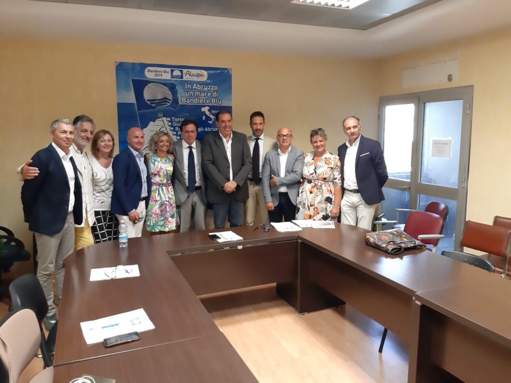 Turismo, le bandiere blu abruzzesi in vetrina sulle autostrade