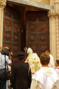 Atri, solenne rito dell’apertura della Porta Santa della Basilica di Santa Maria Assunta