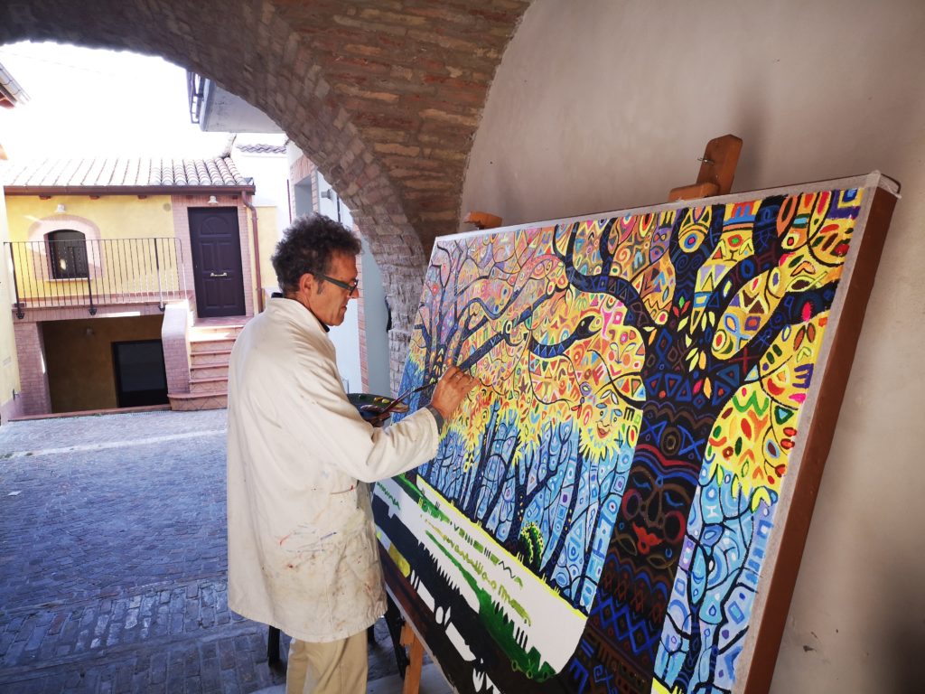 L'artista Callisto Di Nardo a lavoro nel museo all'aperto di Casoli Pinta