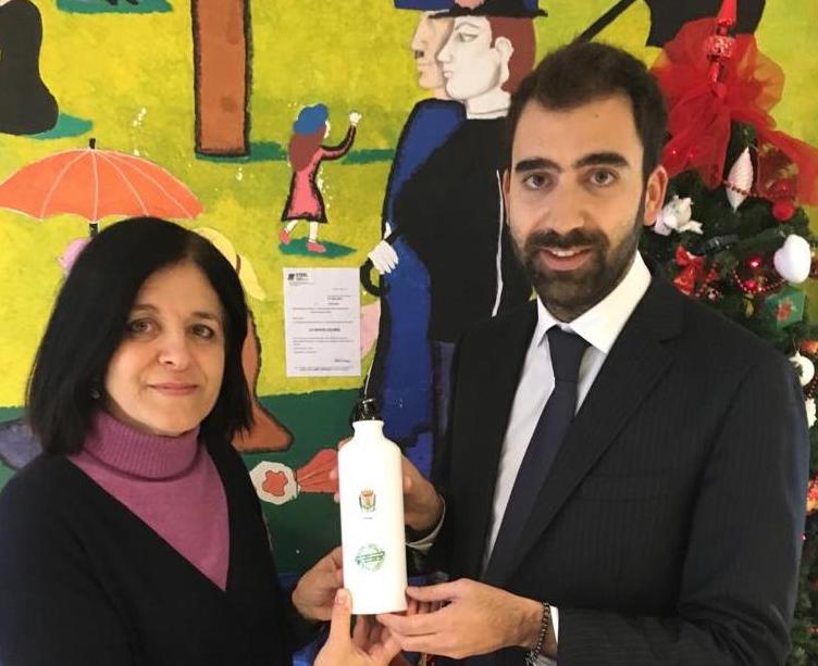 Scuole plastic free: il sindaco Agostinelli dona borracce a studenti