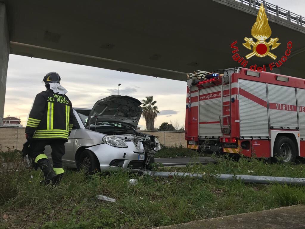 Incidente a Pescara, auto contro un palo: donna finisce in ospedale
