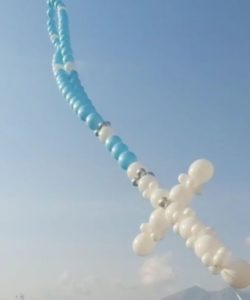 Avezzano, sui tetti un gigante rosario composto di palloncini colorati