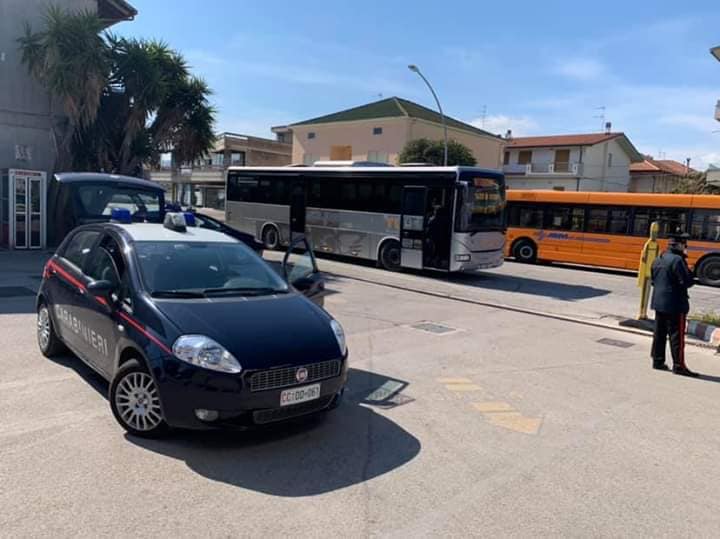 Villa Rosa, controlli in corso: fermato autobus con persone senza giustificazione