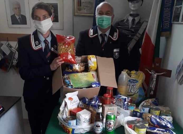 L' Associazione Nazionale Carabinieri Giulianova distribuisce pacchi alimentari alle famiglie in difficoltà