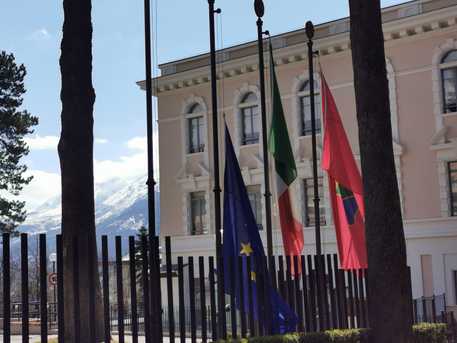 Consiglio d’Abruzzo ammaina la bandiera Ue. Monticelli "un gesto grave"
