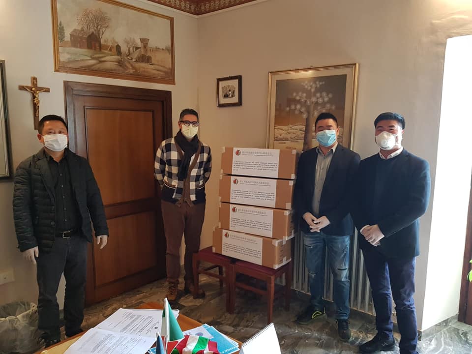Donate 2 mila mascherine al Comune di Sant'Omero dalla comunità cinese