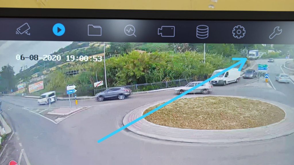 Atri, camion scarica rifiuti per strada ma viene beccato dalle telecamere