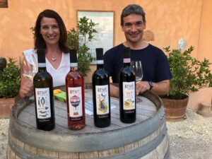 Vino e ceramica: tradizione, storia e design in cinque etichette speciali